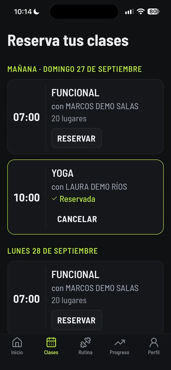 App AdminGYM, reserva de clases: Funcional y Yoga por día, con instructor y lugares, botón Reservar y una clase ya reservada con botón Cancelar.